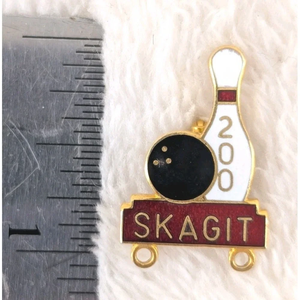 Vintage Skagit 200 Bowling Award Pin Enamel Gold Tone League‎ Achievement Badge